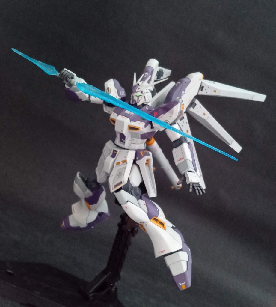 ビームサーベルは、RGのhi-νの時に制作したものを手ごと拝借。可動域がRGと比べると少ないので、迫力が欠ける(´;ω;｀)