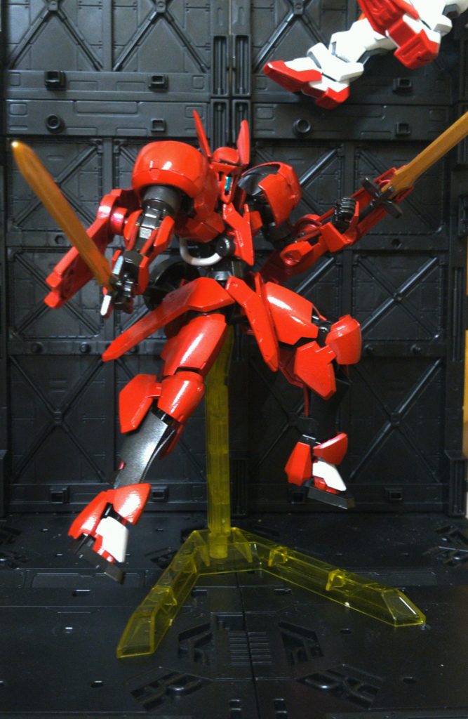 赤いMSはシナンジュやサザビーの影響でキャンディ塗装のイメージがあるのでこいつも写真だと余計にですがキャンディ感が薄くてソリッドの赤に見えてしまう...クレオスの水性クリア系は透明度低いような気がするのでそのうちタミヤカラーでリベンジしたい
