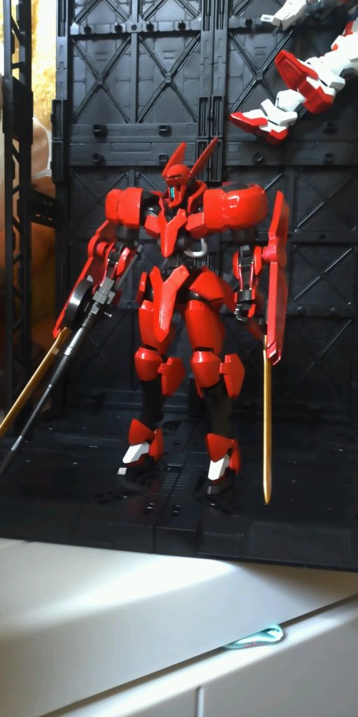 マシンガンを手に持つとシャアザクっぽい雰囲気が少し出ますね仮面を付けた強者が乗るマシンガン装備の赤いMSってところはシャアザクと同じですしね、