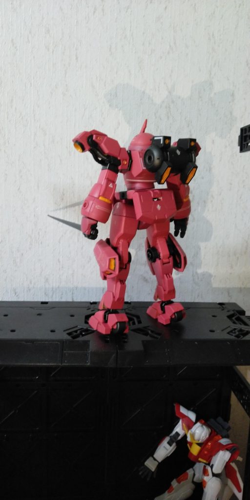 肩の装甲周りは流星号と似た位置にバーニアがあったり操作性は似ていそう武器は実体武器のイメージが強かったのでエクシアからビームサーベル(？)とディランザの斤を採用しています鉄華団ならジェターク寮と戦った後何食わぬ顔して使ってても不思議じゃない気がする