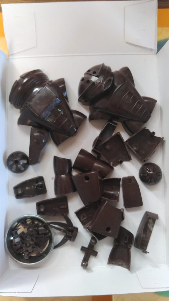 シンナーに2日ほど浸けて塗装の剥離。この浸けすぎが後の関節破壊の原因でしょうね。