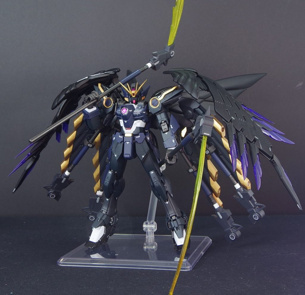 ノクターン単品夜想曲のイメージから黒いドレス、一部グロス仕上げでハイヒール他の艶感、顎は濃い色のルージュ、ホワイトはドレスからチラ見えする素肌、そんなイメージです。