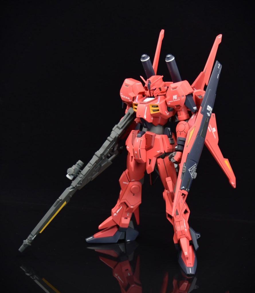 何度か放置と再開しながら作ったので細かい所は忘れてたりします。この画像もサーベル付け忘れてますね。頭部はゼータ系の顔に交換しチンガードとバルカンを追加。胴体は腰回りがかなりスカスカしていたので延長とプラ板で隙間を埋めています。