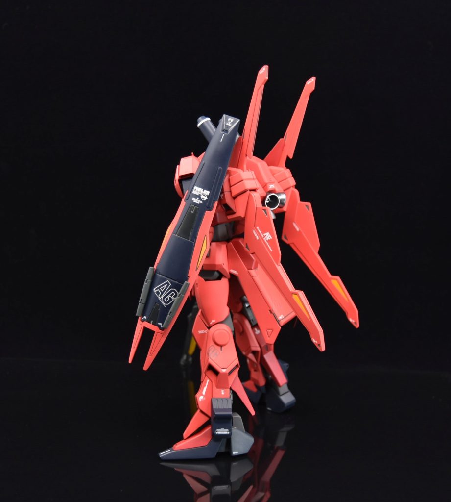 背面のサーベルはZZのサーベルを流用しました。各部にモールドやスジボリを追加しています。ZZと同様にスラスター内部にハセガワのカーボンフィニッシュを貼り付けています。