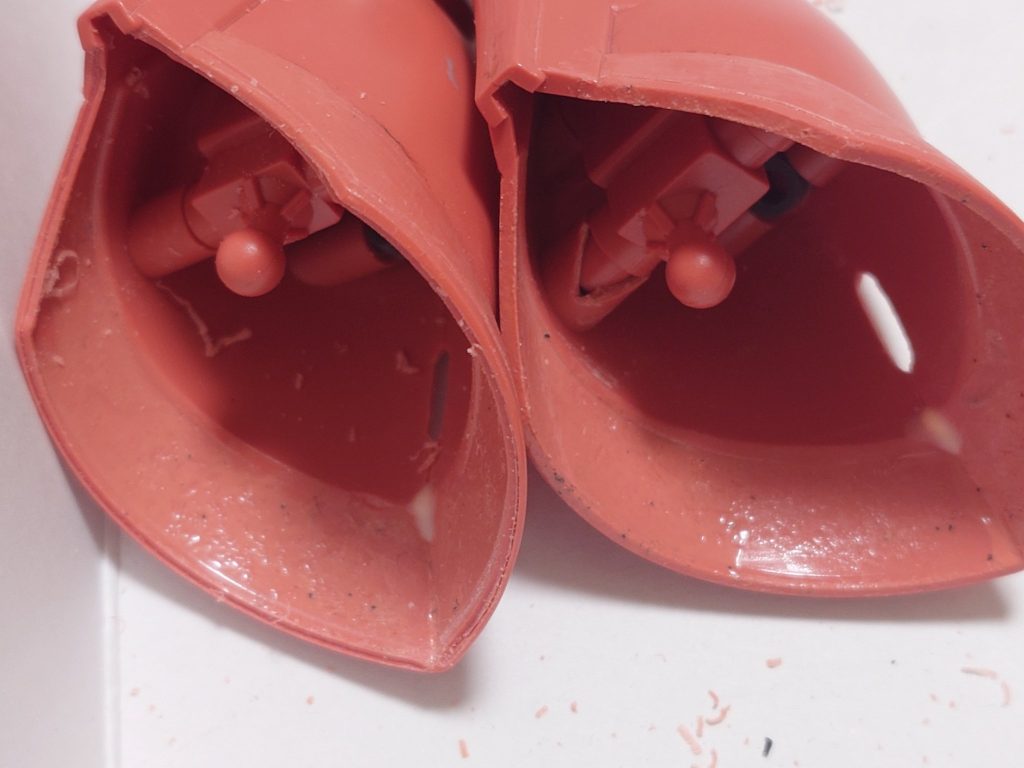 再開してから追加した部分の一部です、左側のが加工済み足の裾の中に段落ちモールドを入れました 結局ほぼ見えないのであまり意味がありませんでしたが…