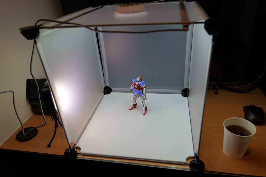 昔使っていた撮影ブースが壊れていたので、よくある100均で作成のブースに照明器具当てて撮影。このブース、中々いい😆