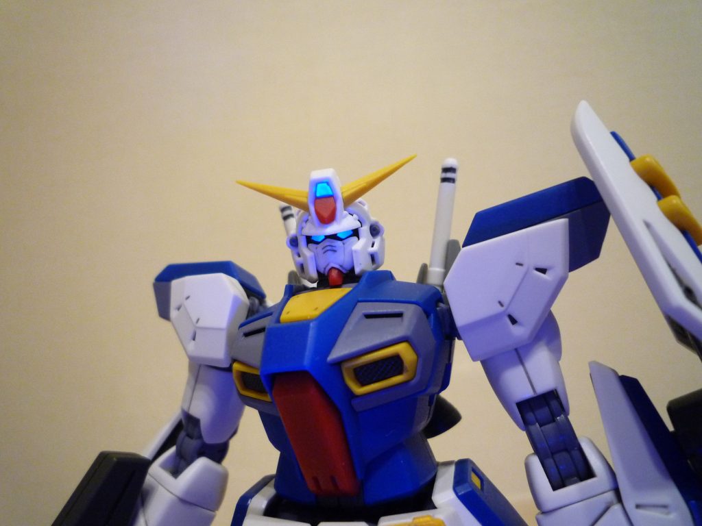 青の蛍光塗料があったので目とカメラは光るようにしました