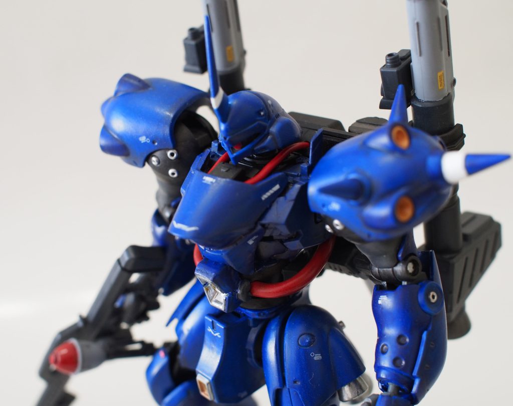 胸部アップ。ケンプファーの胴って、まるっとして両生類の頭部みたいで愛嬌はあるのですが、もっとスタイリッシュにしたい…ということで、サザビーの胸部装甲を、ジャンクパーツとして余っていたバンシィの胴にかぶせることで新造しました。動力パイプはその辺にあったケーブルをいい感じの長さに切り作成。写真ではわからないですが、腹部メガ粒子砲への供給パイプは、バックパックから引いています。（オリジナルのサザビーなど、動力パイプってただ1周しているだけの設計がときどきありますが、なんなんでしょね…。）カメラアイは、シルバー→クリアレッドと2層塗装後、透明レジンにて立体感を追加。