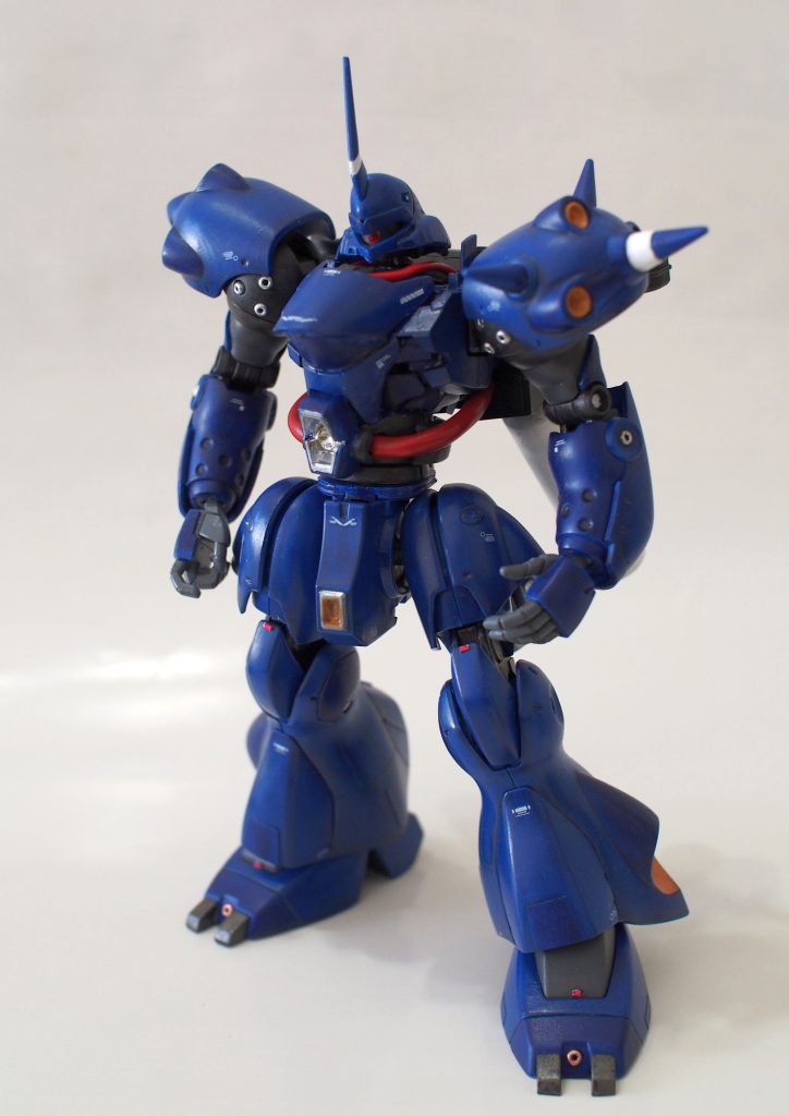 武装解除状態。胸部がシュッとしたので、相対的に手足のマッシブさが強調されています。余談ですが、青地に差し色で赤って、なぜだかわからないですが忍者っぽくないですか…？私だけ？