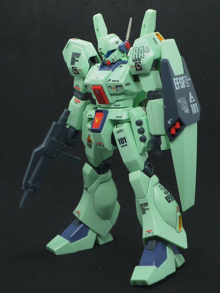 デカール貼りまくって、少しでもリアルに見せようと努力していますが(gundam-kao5)