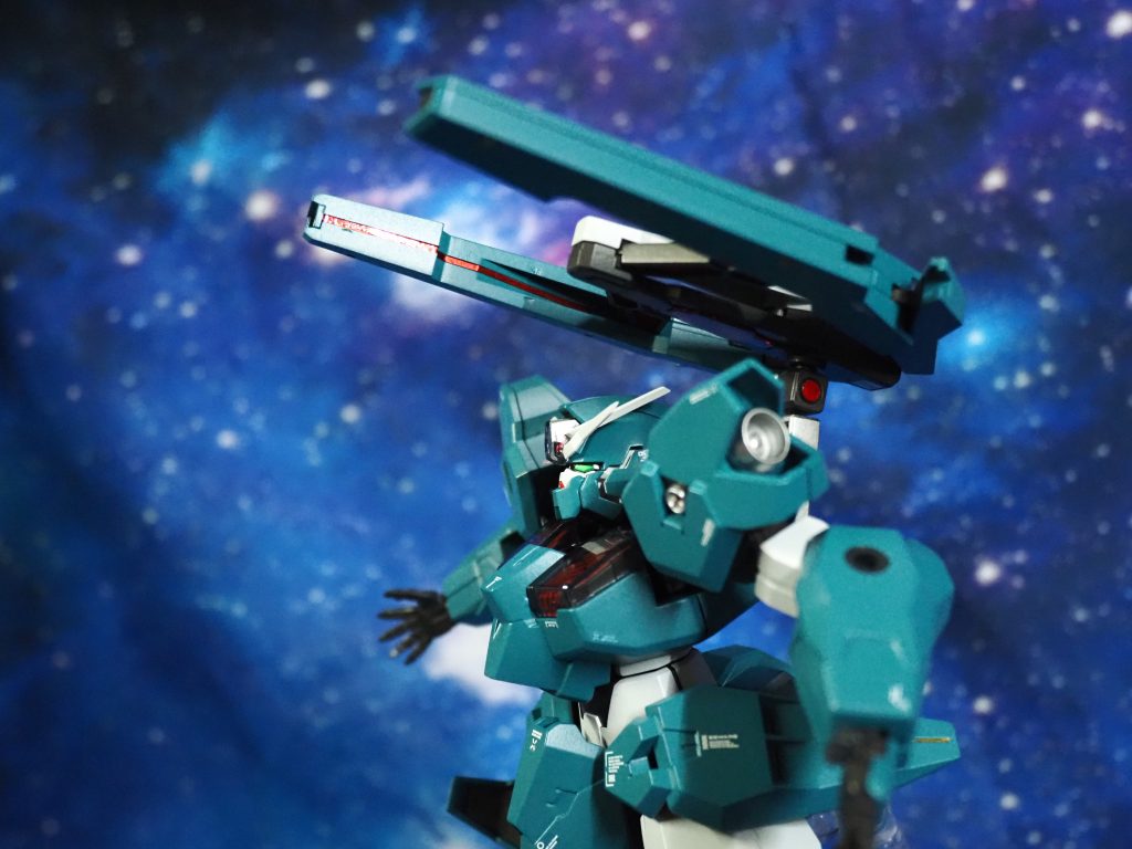 フェーズドアレイキャノンを展開した内側に赤いラインがあるのに後から気付いて、ハセガワのミラーフィニッシュを切り貼りした上にクリアーレッドのフィニッシュシートを重ね貼りしてある。