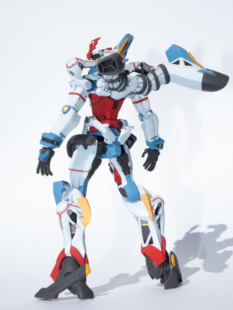 スラスター部分が拘束衣をつけた腕みたいでもあり、たなびくマフラーのようでもあり、なかなか刺激的なデザインです。