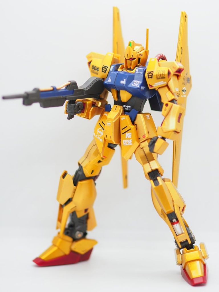 ランナーを直接金スプレーで塗装した後に、クリアイエローを重ね塗りしています(gundam-kao6)後は部分塗装と墨入れデカールですね、改造はしてません(gundam-kao5)