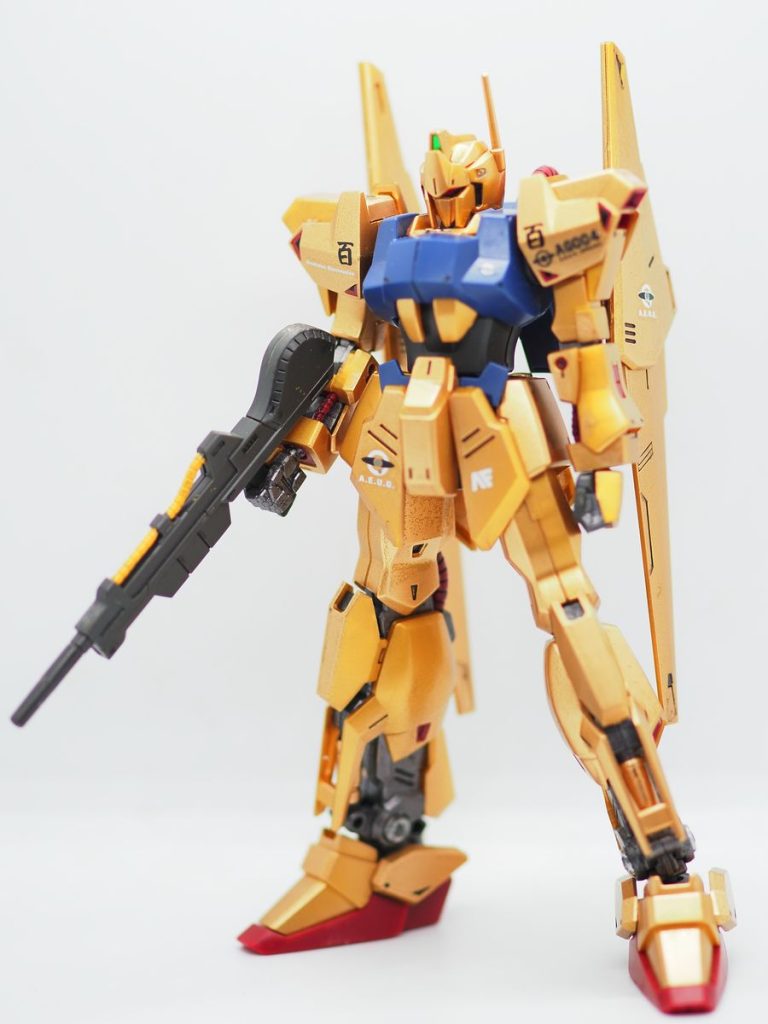 金塗装の2号機、これはこれで良いんですけどね、こいつは関節部を焼鉄色で塗装しています(こgundam-kao2)