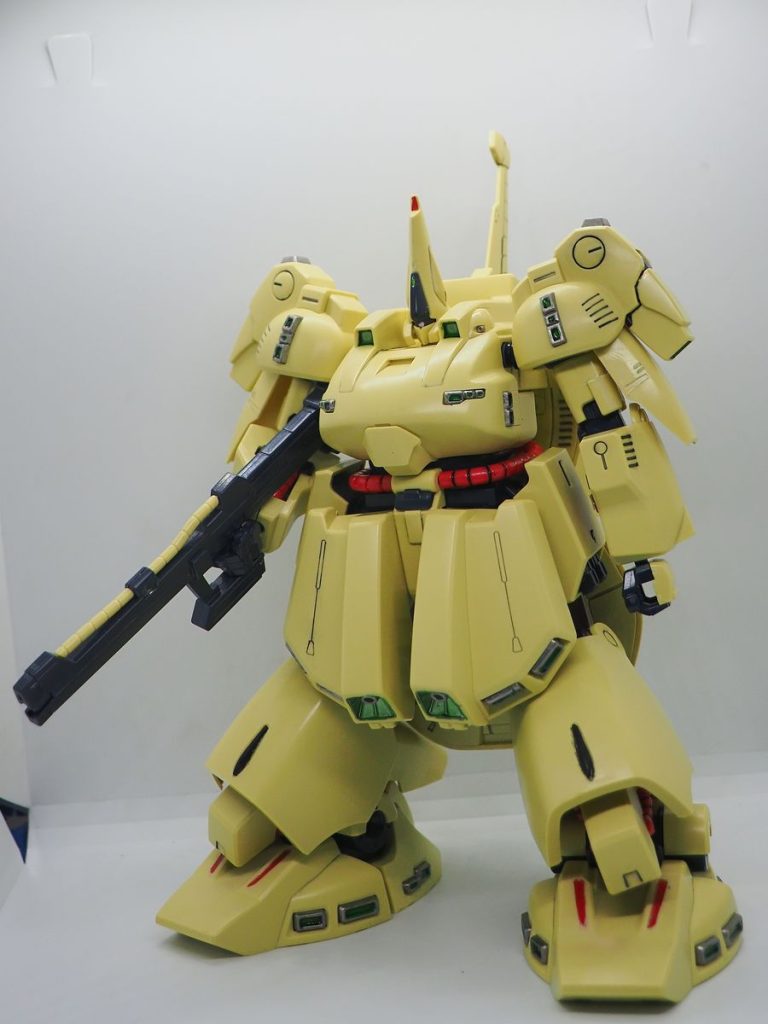 組み立て説明書が無かったので、分解するのに一苦労しましたが取り合えずバラバラにしてバリ落としをして組み上げました、バーニアは全てスーパーチタン2で塗ってタミヤクリアグリーンで塗装