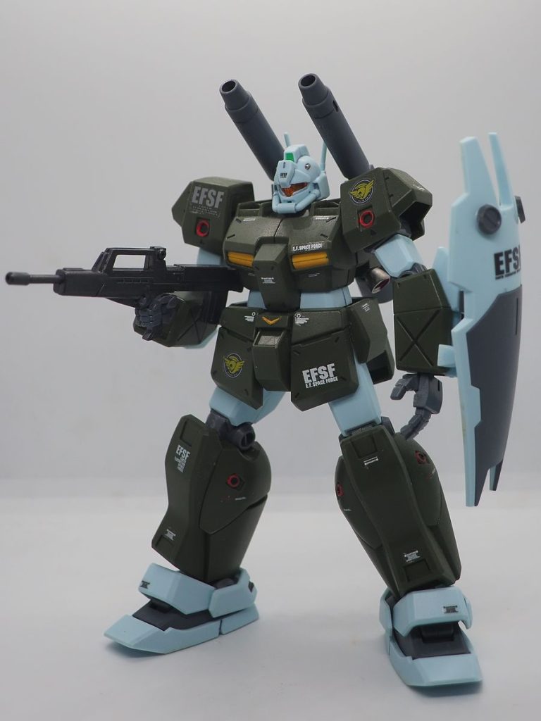 成型色仕上げで、一部塗装と墨入れデカールだけでも充分かっこいい(gundam-kao6)