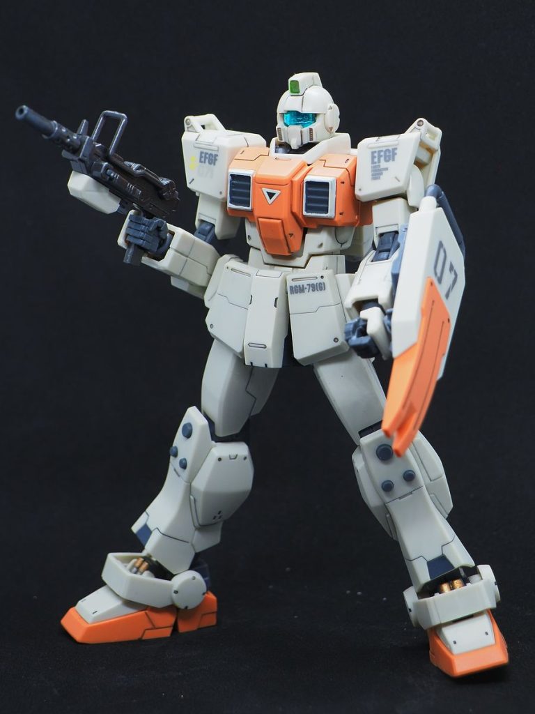 マシンガンはガンメタルで塗装、足のシリンダーは金で(gundam-kao6)