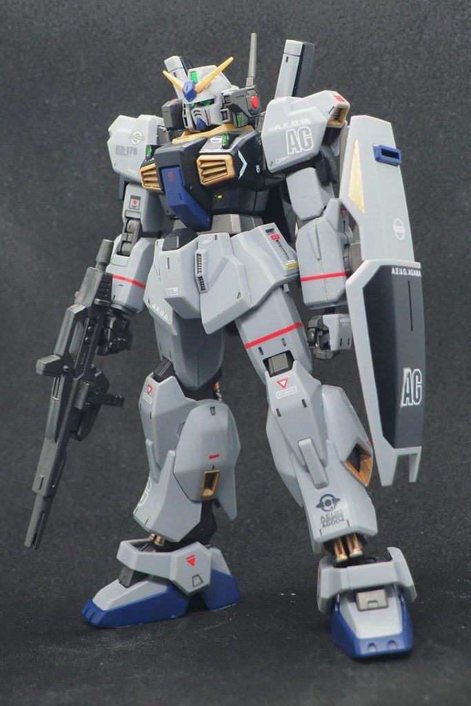 バリ取りして、墨入れして、部分塗装•••作り慣れてるから、そんなに苦労はしませんでしたが、デカール貼りが面倒でした、なんせ説明書が無かったんです(gundam-kao5)