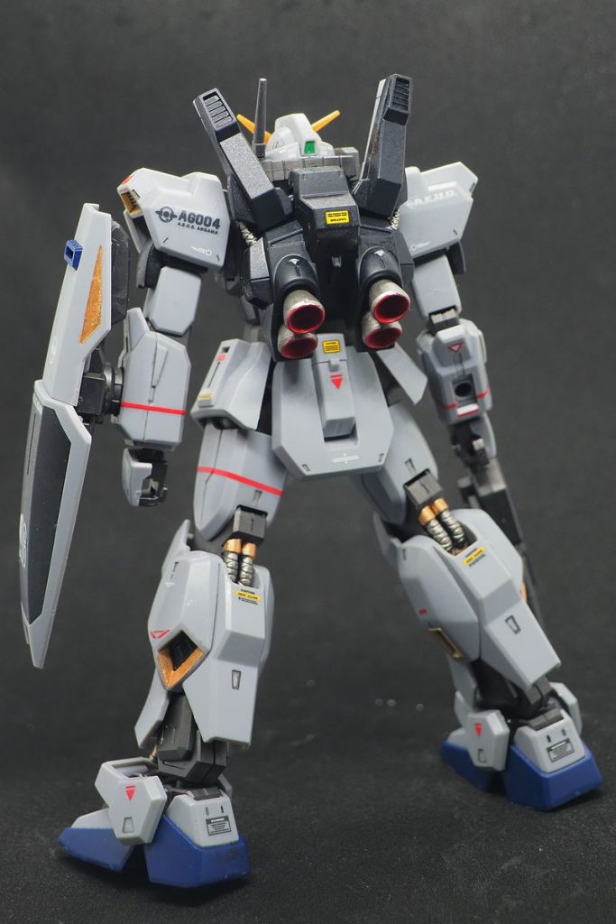 スマホで完成品の写真を見ながらの作業は面倒でしたがなんとか(gundam-kao5)