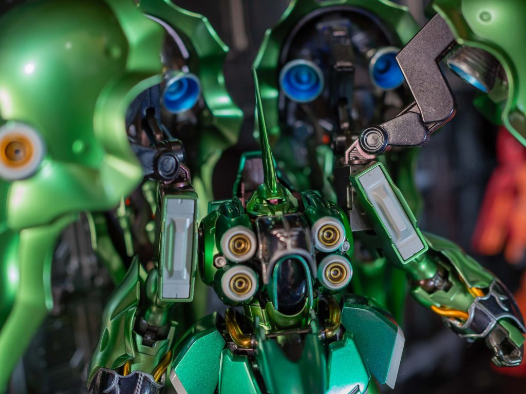 モノアイは、頭部内のリングはオミットして、定番のHIQのGLEP-05 650 の1.5か2mmを貼ってガンダムマーカー蛍光ピンクからの透明レジン厚盛り。光をうまく当てるとモノアイが光っているように見えます。