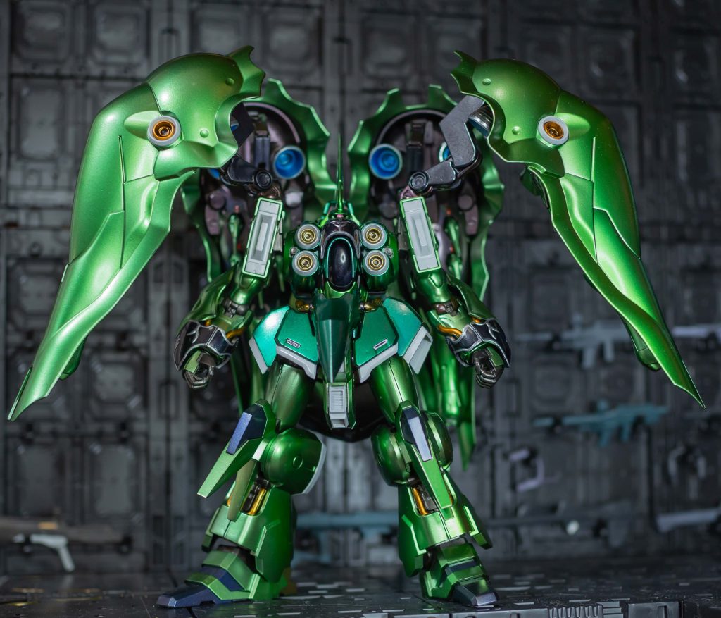 今回塗装するに当たり、以下の動画の調色を参考にしました。 https://www.youtube.com/watch?v=qzMOXbZadlM&t=271sこちらの4:30くらいの、メッキシルバーとブラックを混ぜた色が最高です。今回はこの色を下地に塗装してます。この色をMS+Bと略して塗装レシピを紹介します。塗装にはガンダムマーカーエアブラシを使用。塗装レシピ・本体の濃い緑黒サフ→MS+B→ルミナスメタグリーン・頭、腕、足などの黄緑黒サフ→MS+B→メタリックイエローグリーン・白い部分ガンダムホワイト＋シャインシルバーを混ぜたもの→Mr.スーパークリアー光沢この色は以下の動画を参考にしました。https://www.youtube.com/watch?v=LRzR3ZKj924&t=230s・黒い部分黒サフ→MS+B・バインダーとのジョイント部分の黒ではない部分黒サフ→MS+B→薄くメタリックレッド吹き付け・バインダー裏黒サフ→MS+B→メタリックレッド薄く吹き付け→トランザムホロレッド薄く吹き付け・バインダー黒サフ→MS+B→ルミナスメタグリーン＋イエローゴールド・動力パイプ、バインダーのメガ粒子砲の黄色部分黒サフ→MS+B→メタリックオレンジ適度に吹付け・脚部後ろのスラスター黒サフ→MS+B→メタリックオレンジ・胸部メガ粒子砲黒サフ→MS+B→イエローゴールド適度に吹付け・足のダークブルー部分黒サフ→MS+B→メタリックダークブルー・バインダーのスラスターメッキシルバー、乾燥後内側にメタリックブルー・エングレービングメッキシルバーちょん付け（エアブラシ使用せず）・隠し腕ミスターホビーマーカーメタリックセットの焼鉄色・モノアイ蛍光ピンク仕上げに全体に水性プレミアムトップコート光沢たくさん使用したマーカーMS+B　3本＋αルミナスメタグリーン+イエローゴールド　1本＋αメタリックイエローグリーン　2本＋αたくさん使ったな、、、ヨ◯バシゴールドポイント使ったのでただみたいなものですが（笑）ということで2025年初投稿に時間かかりましたがかなりいいものができました！