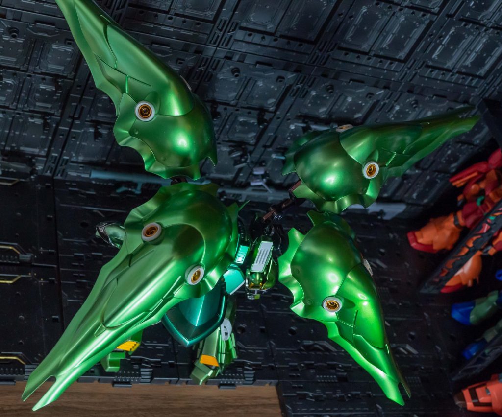 でかい！本体の黄緑の部分はガンダムマーカーのメタリックイエローグリーンを使用しましたが、この色、メタリックマーカーセット２にしか入ってなくて、本体塗装してたのですがバインダー塗装前に足りなくなりました。。。バインダーでたくさん使用することは明らかなので、ガンダムマーカー２色を混ぜて同じような色が出せないか試してみました。最初は本体の濃いグリーンに使用しているルミナスメタグリーンとホワイトゴールドを混ぜてみたのですが白っぽくなってしまい、ボツ。別の機会に使ってみます。ルミナスメタグリーンとイエローゴールドを混ぜてみたら、ドンピシャでした。しかも、メタリックイエローグリーンより深みのある色で、これはいろいろ使えます。ということで、バインダーはこの混ぜた色を使用しました。