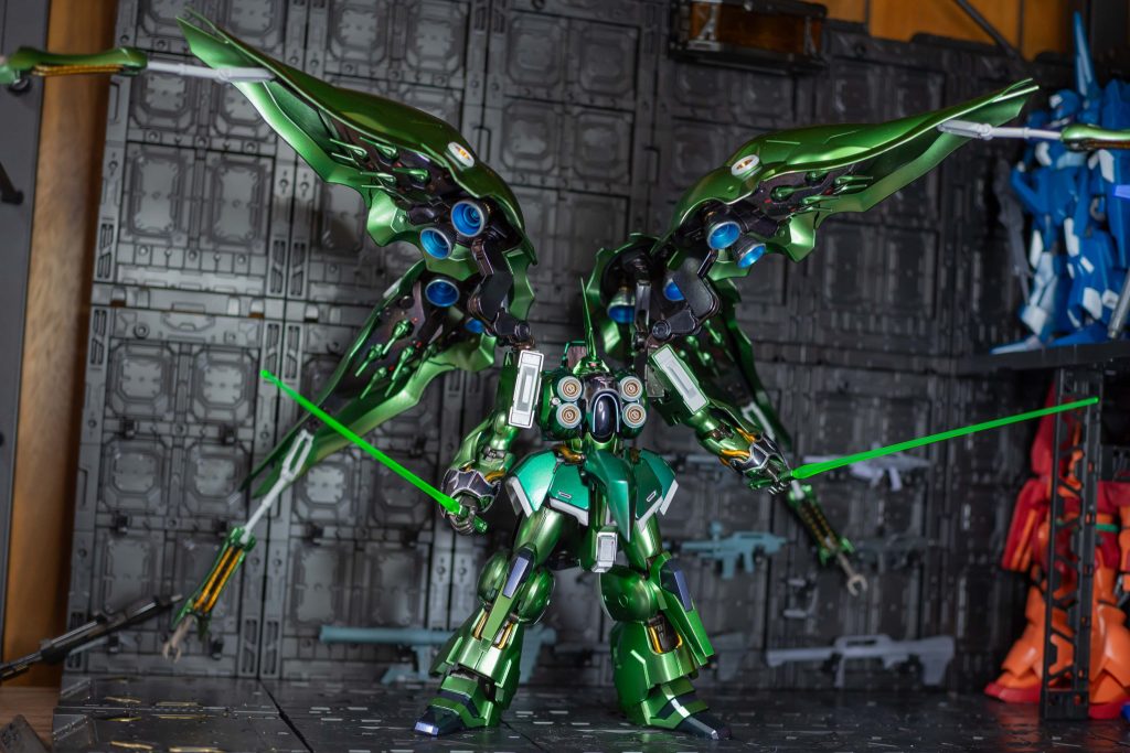 ビームサーベル２本持ち！隠し腕が画面に収まりきらない（笑）