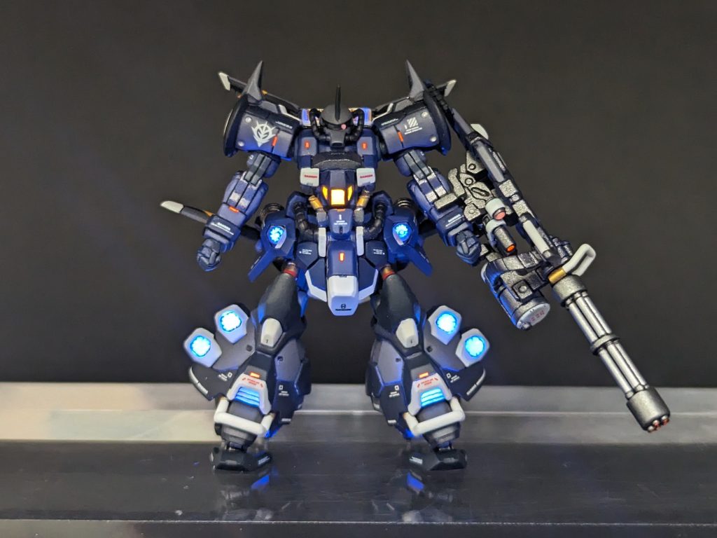 そしてもちろん私といえばの蛍光塗料発光✨(zaku-kao2)今回めっちゃ光るとこ仕込みました(gandam-hand2)バーニアはもちろん、フィンやファン、レッドポイントにモノアイ、センサー、銃口と‥とにかくいっぱい光らせるよう頑張った(zaku-kao2)
