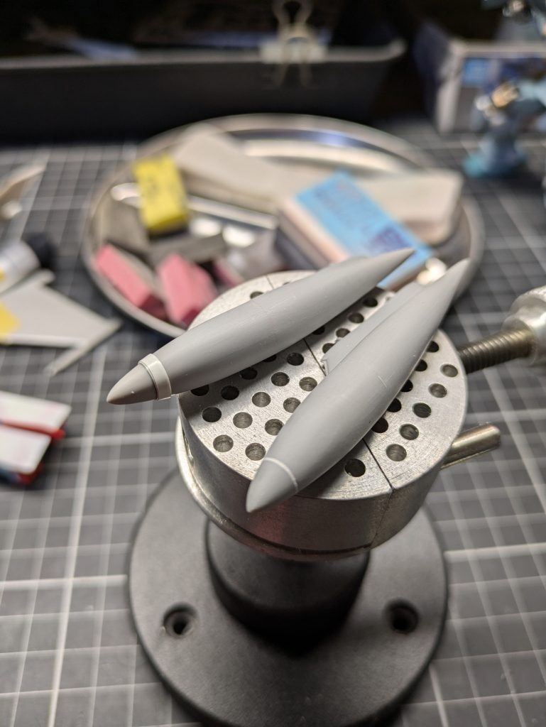 ご存知、プロペラントタンク。 キットのままでは大き過ぎ たので若干幅詰めしました。 曲面のスジボリは 曲面用マスキングテープにて👍️