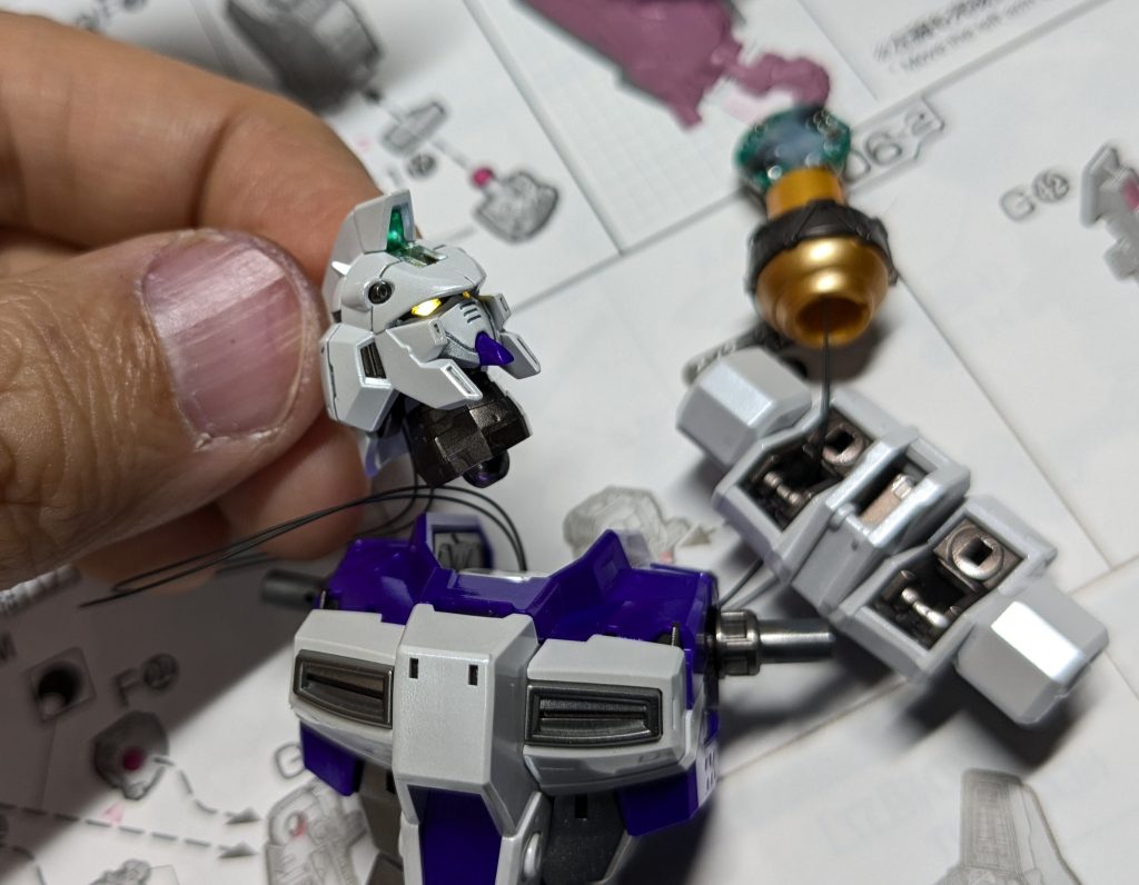 マスクと目の隙間から光が極力漏れないよう何度も仮組みしました