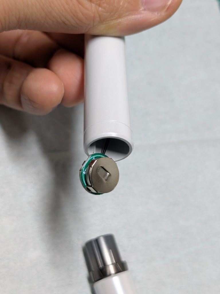 電池位置は胴体にするか悩みましたが、交換のしやすさ優先でプロペラントタンクの中に