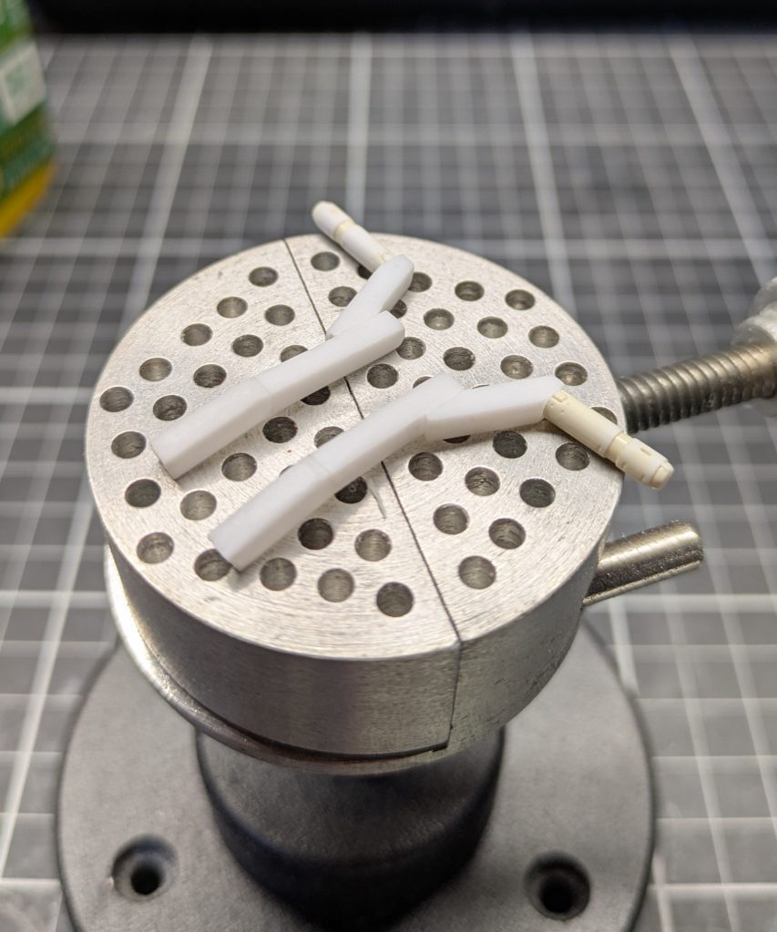 こちらはハンドル部。 3mmプラ棒とプラパイプを 組み合わせ、握り部は サーベルの持ち手を 使いました。 