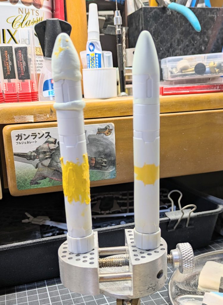こちらはブースター部。30MMの オプションパーツを転用しました。 先端をエポパテにて形成、 モールド埋めにはポリパテを 使用しました。