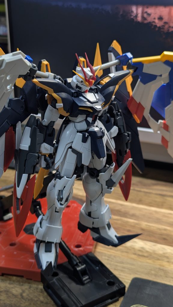 制作途中の写真です。肩アーマー天面の切り抜き、手首のスクラッチしているパーツが分かりやすいと思います。黒いパーツ面にある白いプラ板の存在も分かりやすいかと思います。腕部にボリュームを追加したことで、マッシブなバランスになってますね。