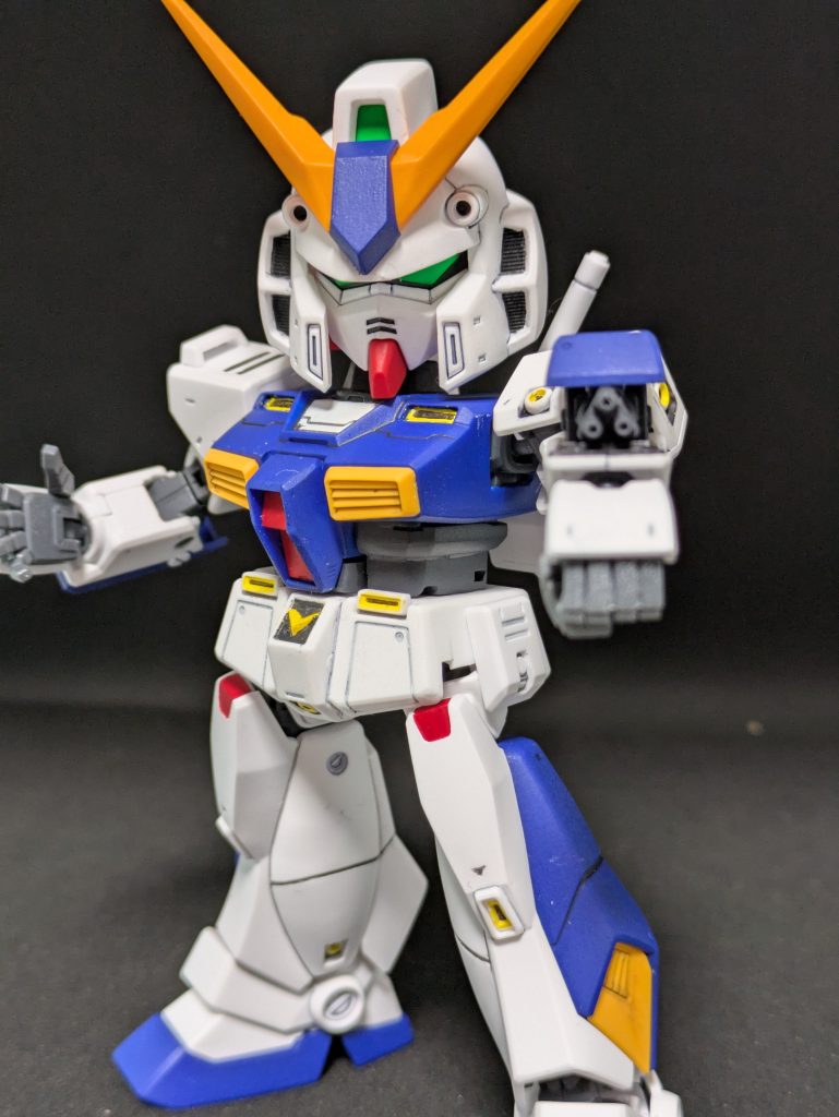 ヒジ（と二の腕）はリバイブ版のザクから拝借しています。ここよく気づけたなーと自分でも驚き。まぁそんなに大したことではないんですが、ガワラ曲げってやりたいけどだいたいできないじゃないですか。ガンダム4、5、6号機あたりなんかも同じ関節してるのにガワラ曲げにならない・・・というお悩みを解決できるのがなんとリバイブ版のザク。シャアザクなんかはわりと手に入れやすいのでいいんじゃないかな。特殊な関節機構なので、右手みたいなこともできるという。