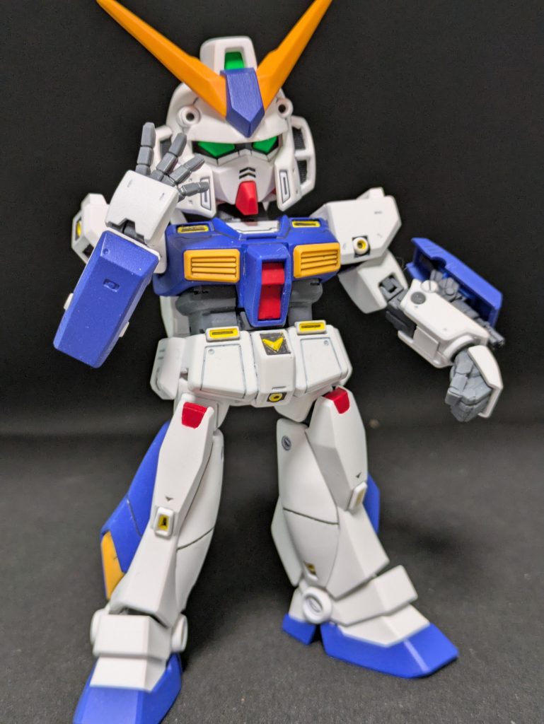 足の可動はほぼ諦めてます。SDってそういうもんだし、ということで。全体的には、SDのフロントアーマーがのっぺりしていてメリハリが足りないので胴体はHGをまるっと採用するのが良さそう。脚の短縮はそれぞれでやれそうなら、ってところでしょうか。この手の加工はまだまだ楽しめているので、しばらく続けてみようかと思います。