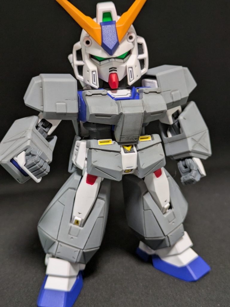 ヒジが変わればこんなポーズもとれる。実はコクピットハッチ付近はHGの移植をしており、（SDだとぺしゃっとしてたので）、チョバムアーマーもそれに合わせてちょっと加工はしています。わからない？フフフチョバムアーマーはウェザリングっぽく汚してあります。