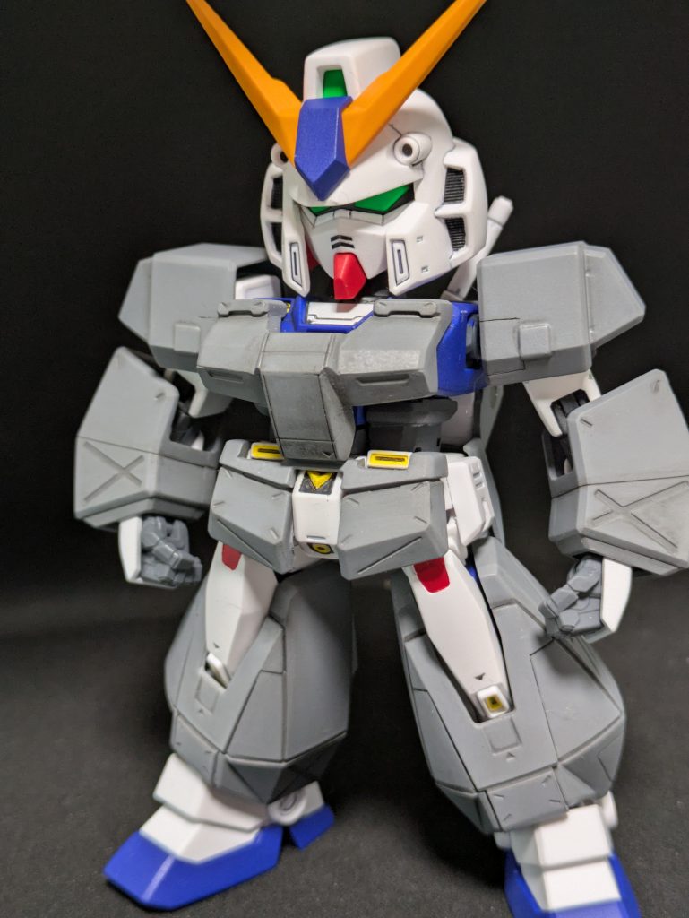 ちょべむあーまー！！SDアレックスはGジェネ版なんですが、付属のチョバムアーマーは胴腰一体、肩腕一体ということで、騎士アレックスの封印状態の再現か？みたいな感じだったので大体不採用。ただし、ぼでーはSDなので、上半身とフロントアーマーだけは使いました。ただ接続方法が何もなかったので、実は初使用のネオジム磁石でくっつけています。便利っすなー。