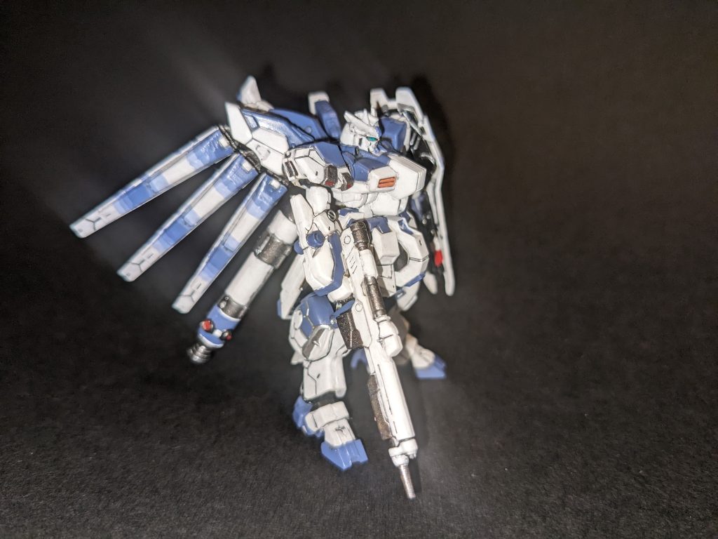 横から。ツインアイ・メインカメラはエメラルドグリーンで塗ってます。下手にメタリックグリーンなどで塗るよりはっきり見えてくれます。