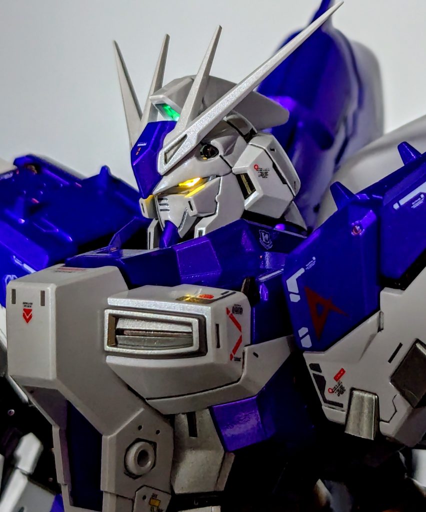 ツノはちょっとシャープにして、頭部にLED仕込みました