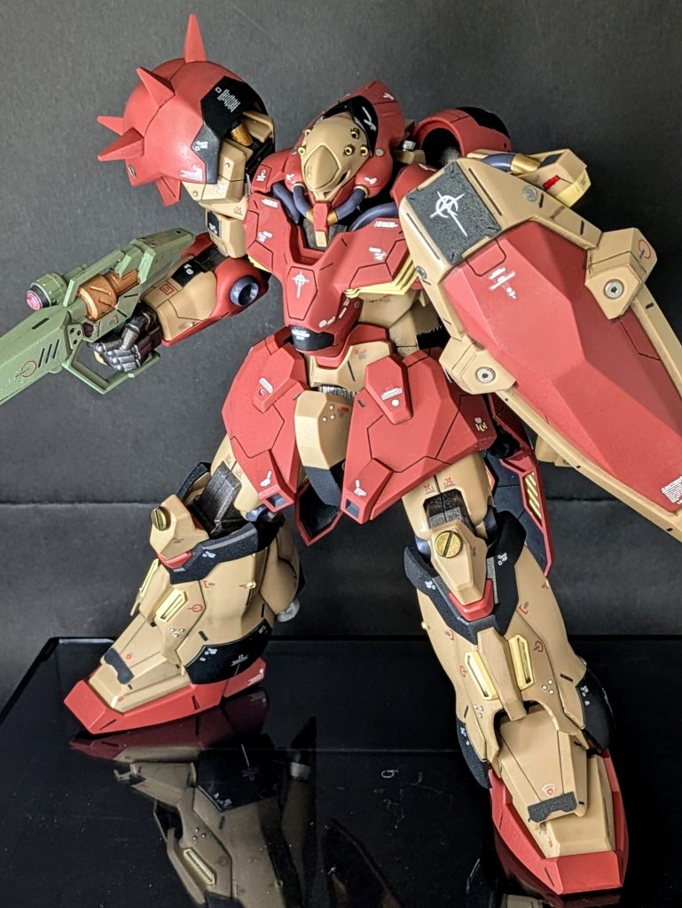 今回のメッサーは、プラゾウさんが以前製作されていたメッサーのスジボリデザインを極力そのままやることをテーマにして制作しました。私はスジボリをする際に説得力のあるデザインを心掛けて考えるのですが、往々にして「説得力・・・？？」となって諦めてしまうことが多いです。なので、尊敬するモデラーさんのスジボリをそのまま真似することで、何か気づきがあるのではと考えたことから今回の製作は始まりました。プラゾウさんのスジボリデザインは、やってみると本当に難しい！！このクオリティでガンプラ作って、動画編集までやっていたとは驚きです。本当にすごいです。結局、完全に同じデザインにはならなかったものの、複雑なデザインに挑戦したことで間違いなく得るものはありました。また次回からもスジボリ頑張ります！