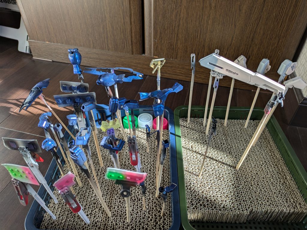 クレオスのサファイアブルーを黒下地でギラギラ塗装✨✨