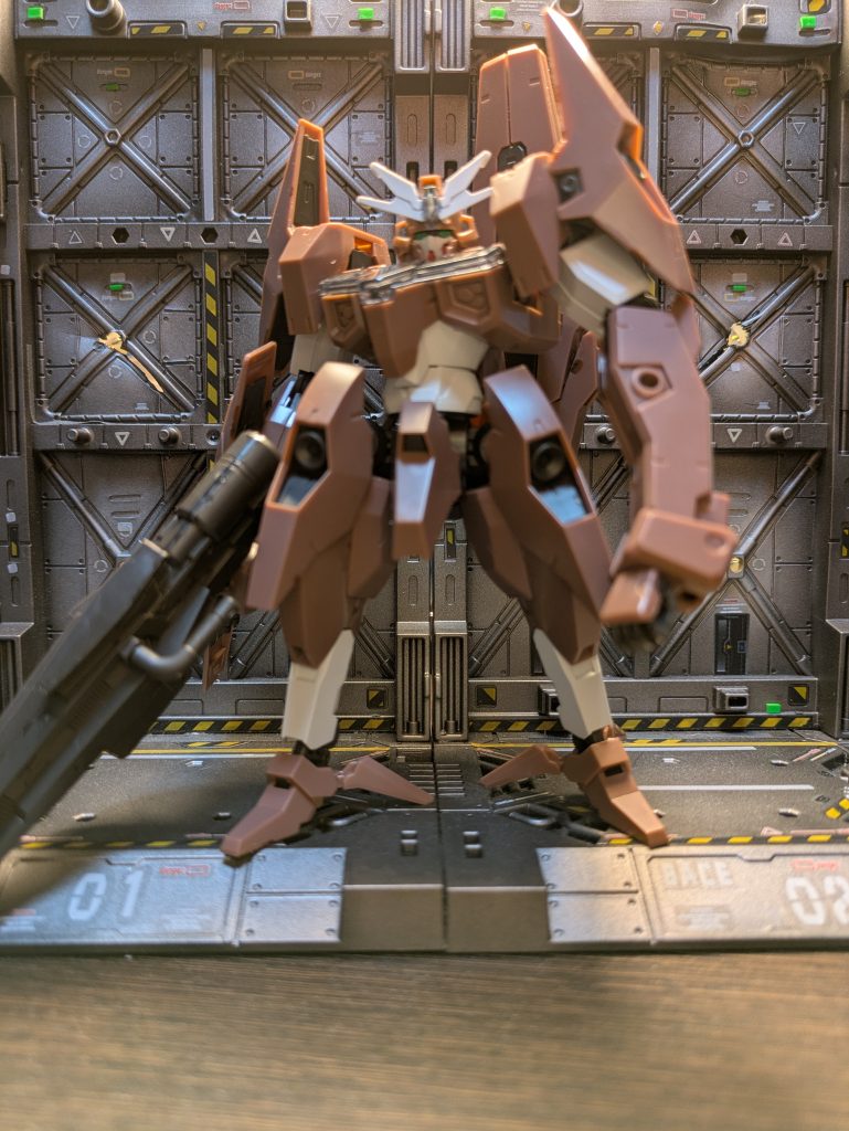 素組だと手長猿っぽい色とフォルムでしたので、ちょっとブサイクでしたが、グレーグラデーションで仕上げ兵器感あるモビルスーツになりました✨