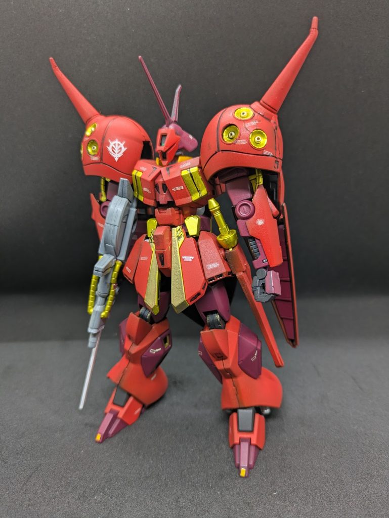 塗装について。Ｒ・ジャジャの説明書、もしくは成型色は赤です。劇中でも赤なんですが、旧キットだとパケ絵がオレンジなことと、パイロットのキャラ・スーンが後に乗る「ゲーマルク」がオレンジなので、なんかオレンジなイメージが私には強いのです。マラサイ風のオレンジでガレキは塗りましたが、今回はGUNSTAで過去に投稿された方々の作品を色々参考にさせていただき、この色に落ち着きました。明るい赤：ローズブライトレッド（ガイア）濃い赤：あずき色（クレオス）黄色部：スターブライトブラス（ガイア）と百式ゴールド（クレオス） 