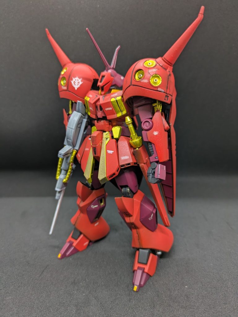 キットのこと、その１。このＲ・ジャジャは放映当時旧キットで出ています。デザイン的にかなり制約があるので、可動はあまり期待できるものではありませんでしたので、当時の私も旧キットを買い込んで（10機以上買ったのでは？）幅詰め、幅増しなどを覚えましたが、満足のいく作品は作れませんでした。そしてしばらく私はガンプラから遠ざかります。バイト代をはたいてB-CLUBのガレージキットも買いました。14,800円。（ファミコンと同じ値段ですよ！）