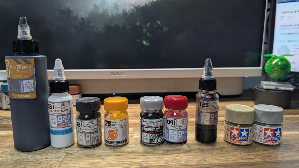 塗装レシピは以下のとおりです。今回はガイアカラーで統一してみました。下地:ガイア 黒サフフレーム:ガイア スターブライトアイアンボディ白:ガイア アルティメットホワイト(+クレオス フタロシアニンブルーを少量添加)ボディ黒:ガイア ジャーマングレーボディ橙:ガイア パールビビットオレンジキャンディ下地:ガイア EX光沢ブラック ⇛ ダークステンレスシルバーキャンディ赤:ガイア クリアーレッドアクセント①銀:タミヤ チタンシルバーアクセント②金:タミヤ チタンゴールドトップコート:ガイア EXフラットクリアー、EXセミグロスクリアー白、黒、橙、赤の配色は大人気のνガンダムカラーです。当初は死神という設定を活かしてもっとダークな配色も考えていましたが、結果的には王道の配色になりました。