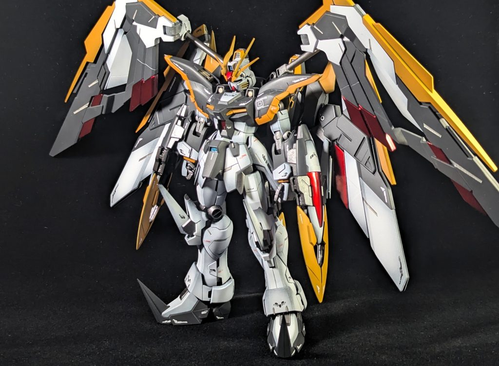 4枚羽を展開した状態。お気づきの人も多いと思いますが、追加した羽はウイングガンダムEW版(旧名称アーリータイプ)のものです。また、元キットだと腕部がボリューム不足だと感じていましたので手首の白い装甲をプラ板でスクラッチ。更に、肩アーマーの天面を半分ほど切り抜いて、内部フレームを露出させています。