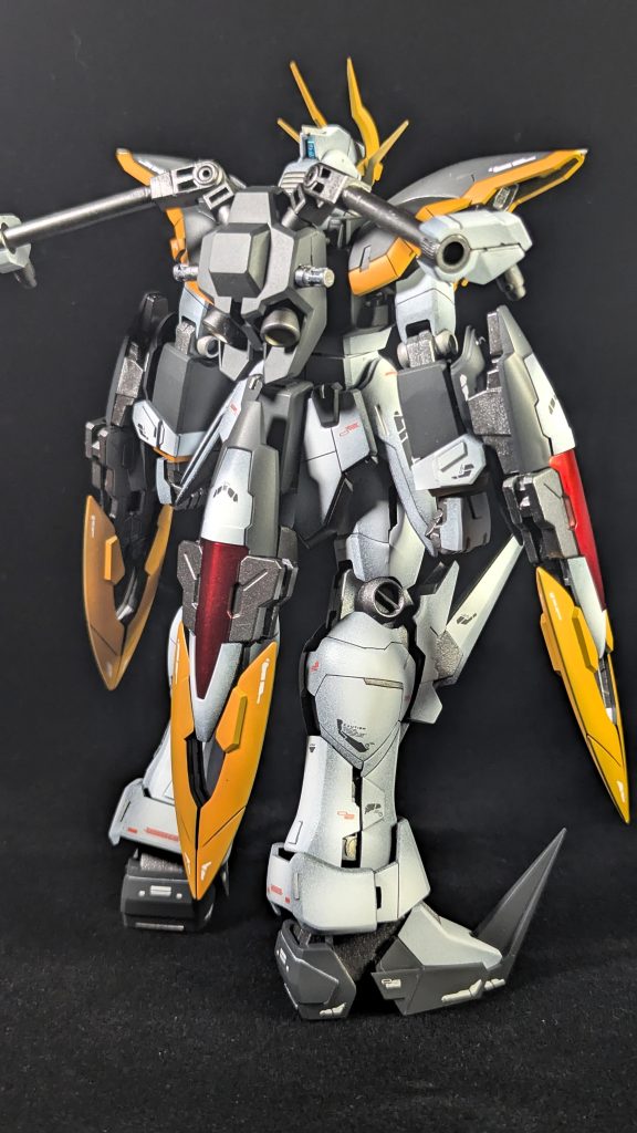 バックパックに見慣れないアームは前面の2枚の羽を固定するものです。プラパイプと既存ジョイントパーツを駆使してスクラッチしています。腰部背面には元々キットに付属してたバスターシールドを、基部ごと取り付けました。正直な話、「ホーネット」と合わせて形状の同じパーツが3つあって、どこに取り付けるか悩んだ末の結果です。大腿部や脛部の側面は切り欠きを増やし、内部フレームがチラ見えするようにしました。せっかくのMGなのでフレームは見せたいところですね。