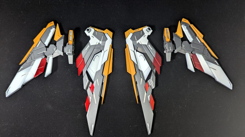 ウイングガンダムの羽は、デスサイズの羽の配色に合わせています。端面に合わせ目が多く発生しますが、後ハメ加工が大変だったので今回はそのままで組み立てています(ちょっと後悔)。凹モールドはチタンシルバーで筆塗りしています。