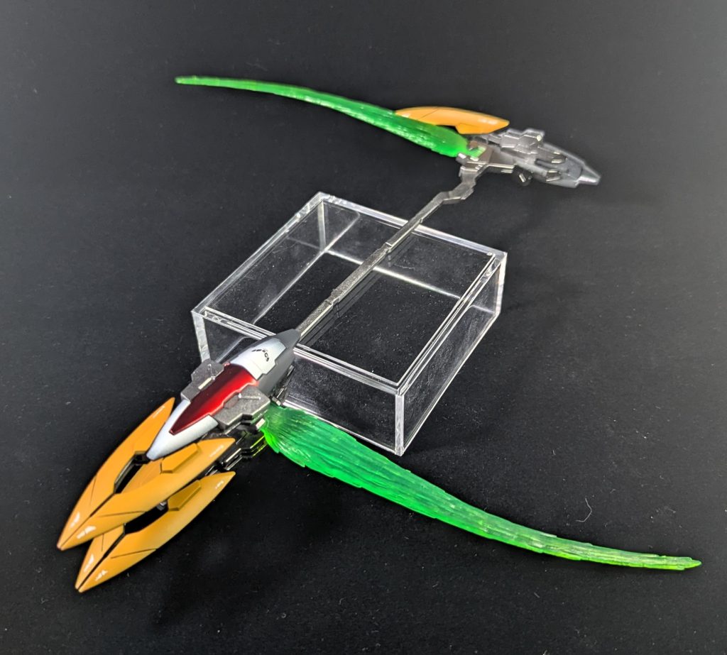 G.F.F.M.C版の商品を参考に作った武装。3つのシールドの接続はそれぞれプラ素材でスクラッチしました。ビームエフェクトパーツの取付基部も、ジャンク品を購入して取り付けました。